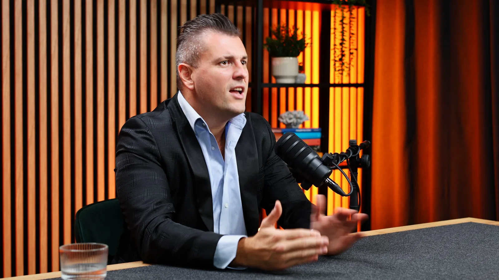 Rafał Gajewski podczas nagrania kursu AI bez granic w studio