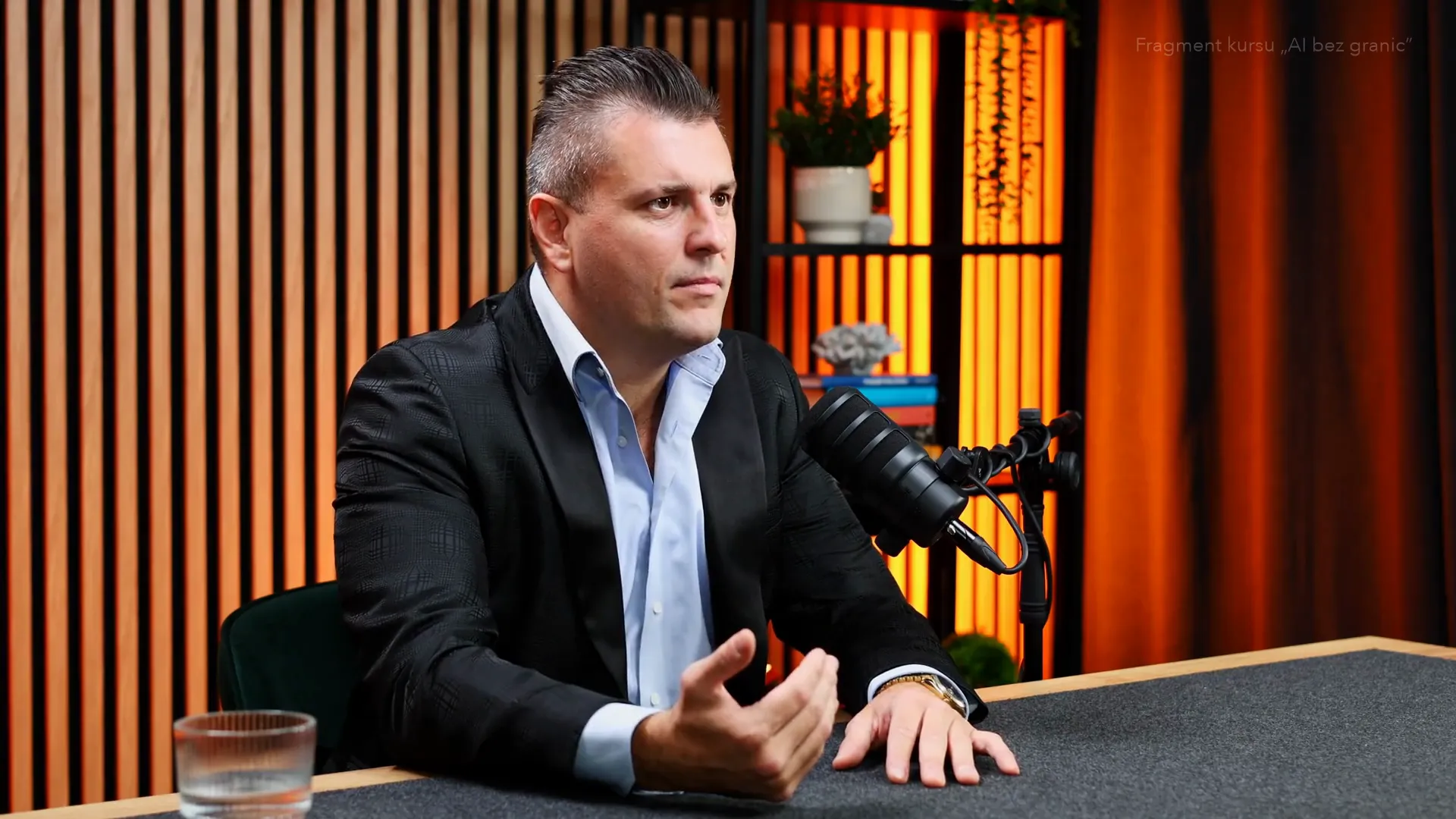 Kadr z lekcji kursu AI bez granic — Rafał Gajewski w studio